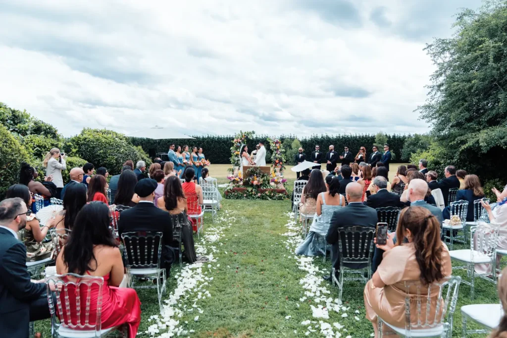 Invités assis pour la cérémonie en extérieur