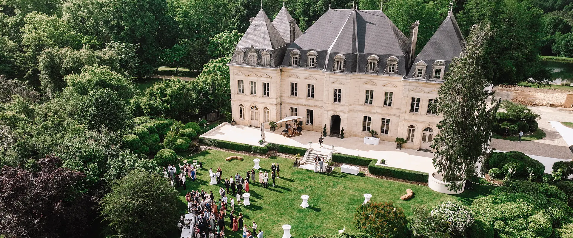 Vue en drone du château Fengari en Gironde en plan large