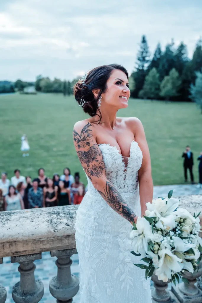 Portrait de la mariée dans le parc