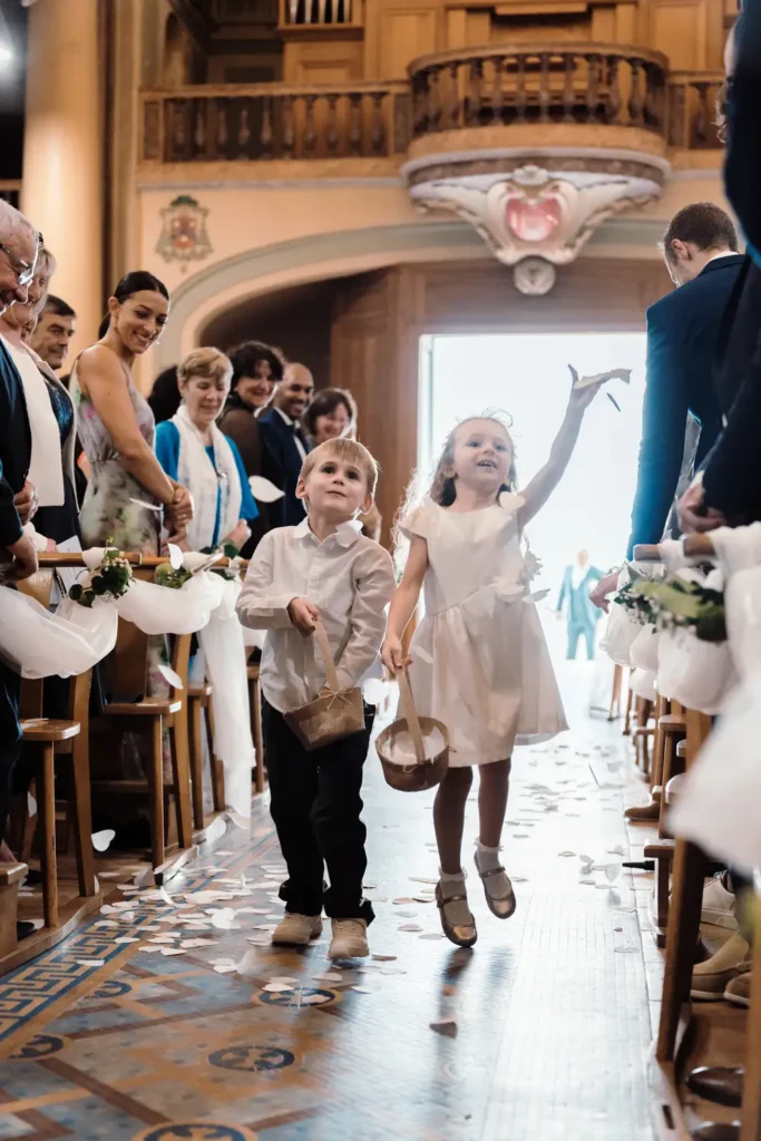 Enfants avançant dans l’allée de l’église