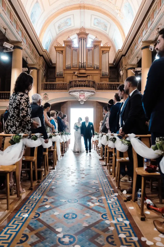Allée centrale décorée pour la cérémonie