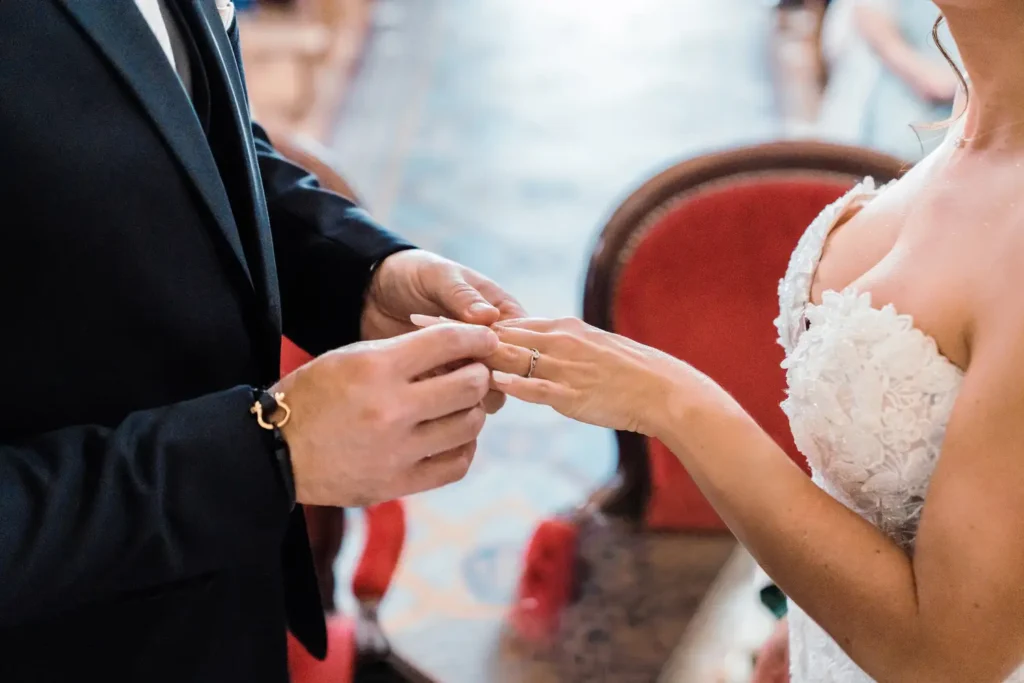 Échange des alliances en gros plan