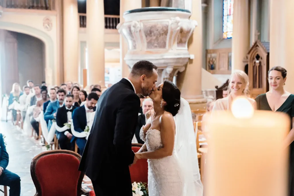 Baiser des mariés pendant la cérémonie