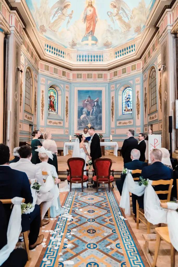 Cérémonie religieuse dans une église en Gironde