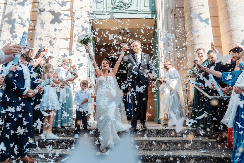Sortie des mariés sous une pluie de confettis