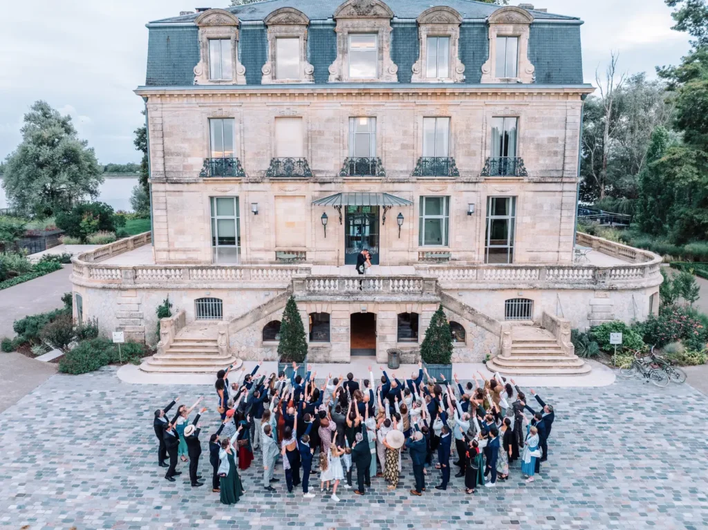 Photo de groupe devant le Château Grattequina à Blanquefort