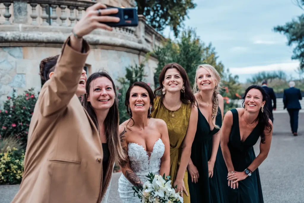 Invités prenant un selfie au mariage