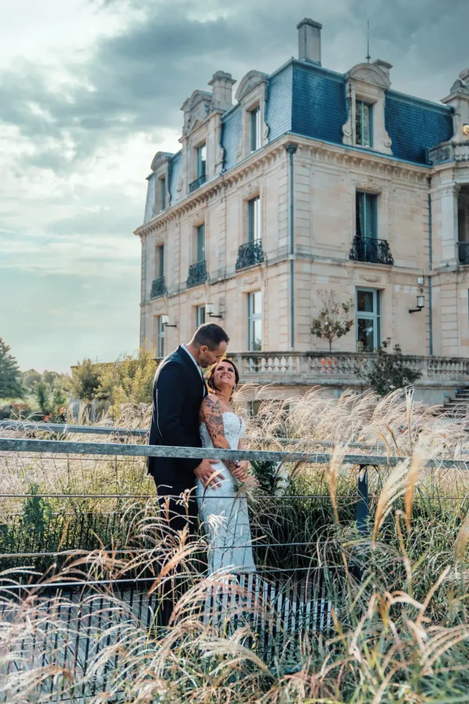 Portrait des mariés devant le Château Grattequina en Gironde