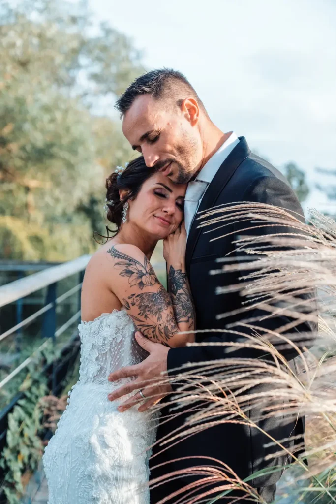 Mariés enlacés dans les jardins du Château Grattequina