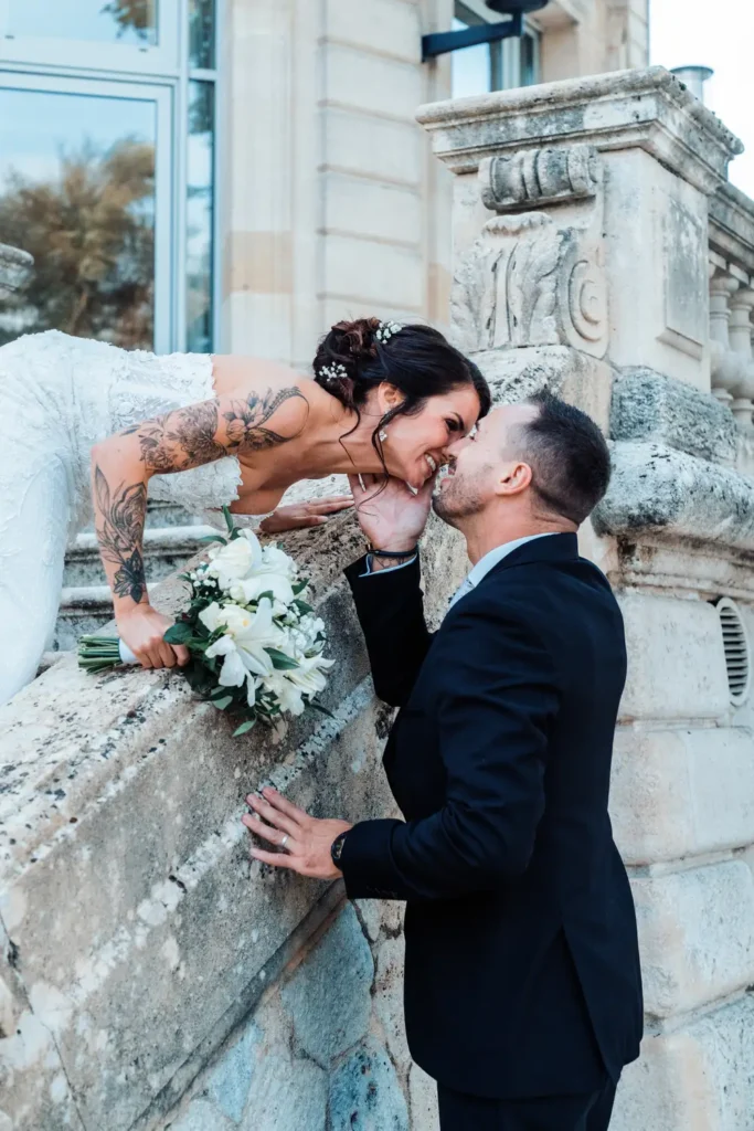 Couple enlacé dans les jardins