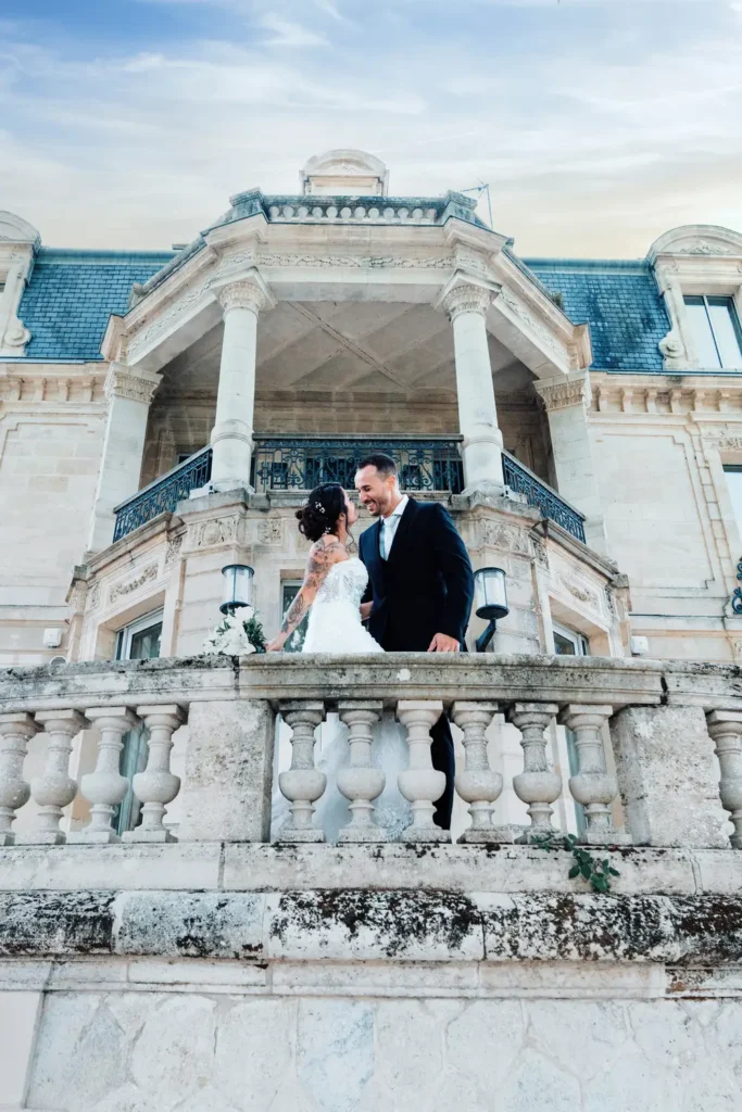 Portrait des mariés sur le balcon