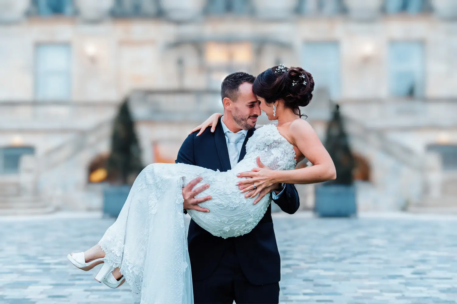 Mariage au Château Grattequina à Blanquefort en Gironde, couple devant le château