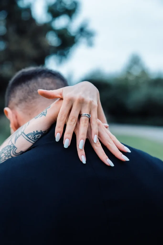 Détail de la bague de fiançailles