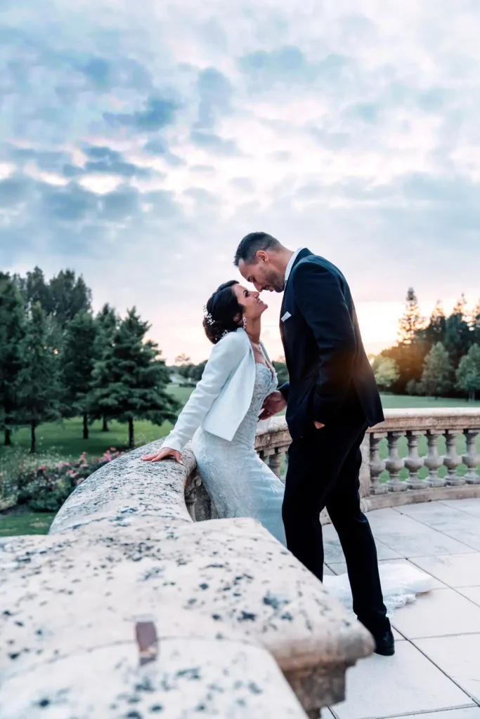 Couple enlacé dans le parc du château