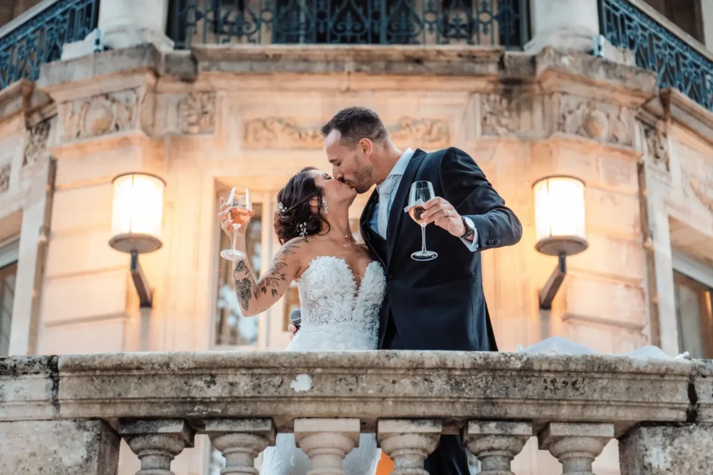 Mariés sur le balcon du château