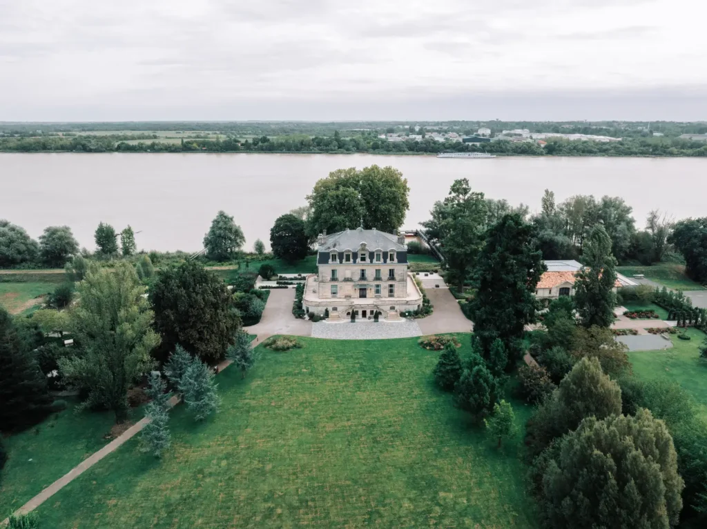 Vue drone du Château Grattequina en Gironde