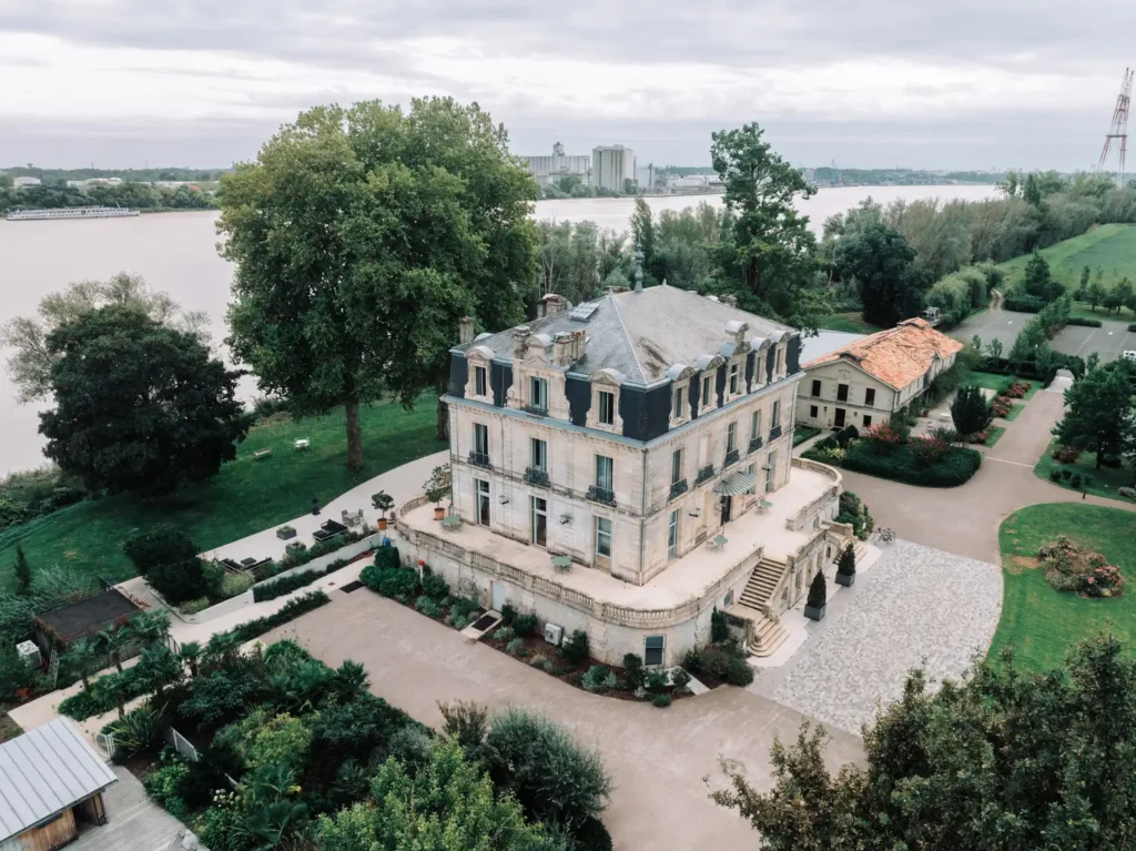 Vue aérienne du Château Grattequina à Blanquefort