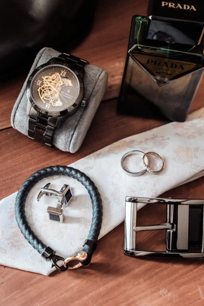 Détail des accessoires du marié