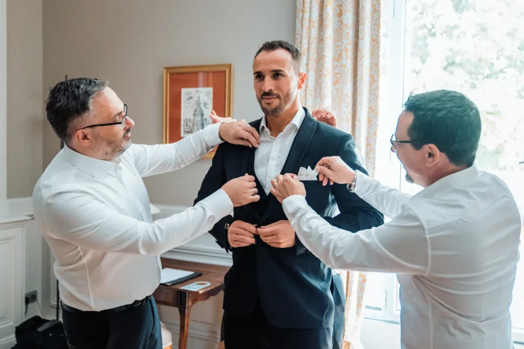 Habillage du marié avec ses proches