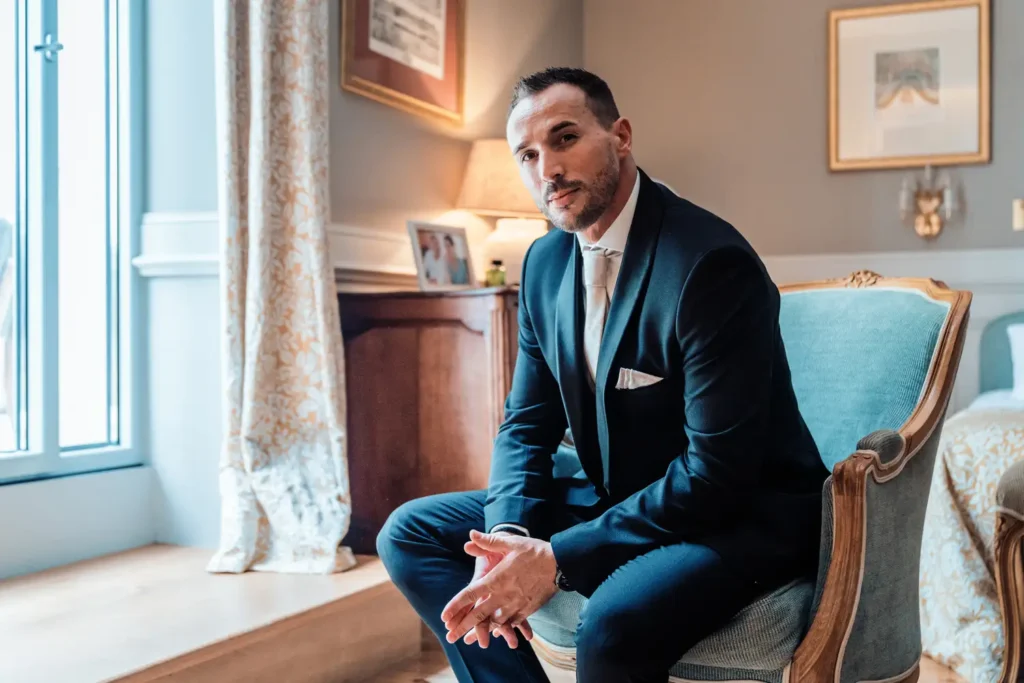 Préparatifs du marié dans une chambre du château