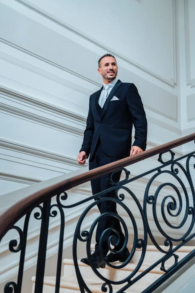 Portrait du marié dans l’escalier