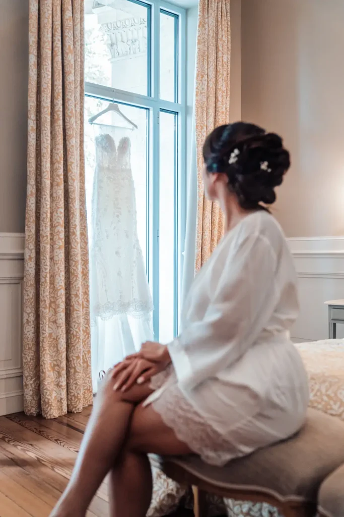 Préparatifs de la mariée dans une chambre du château