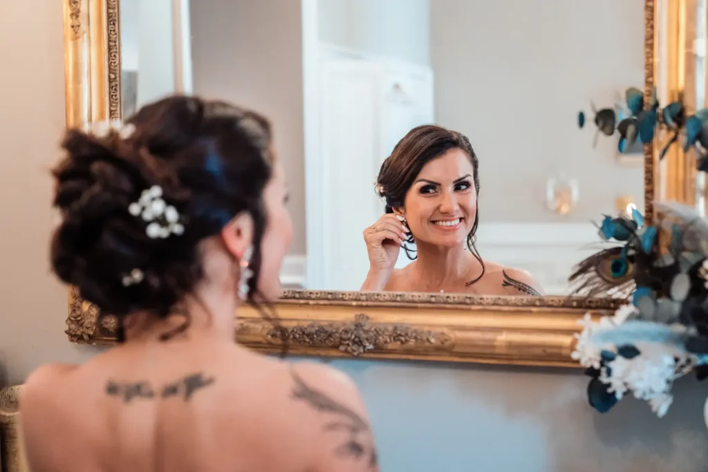 Portrait de la mariée dans le miroir