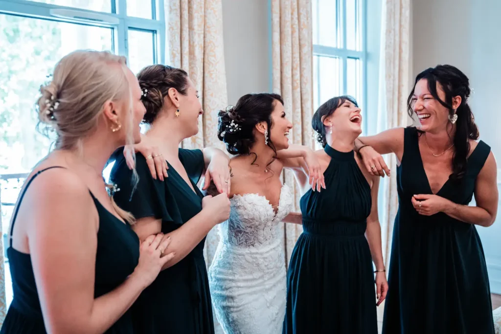 La mariée entourée de ses demoiselles d’honneur
