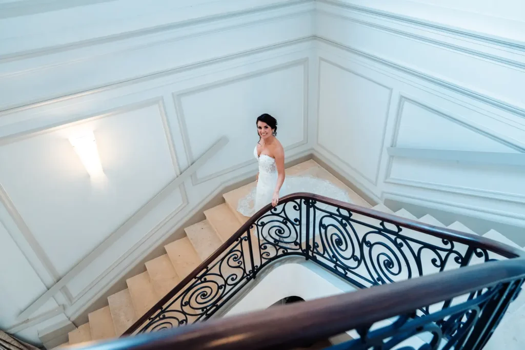 La mariée descendant l’escalier du château