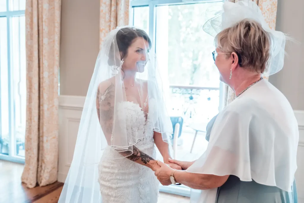 Préparatifs avec la mère de la mariée