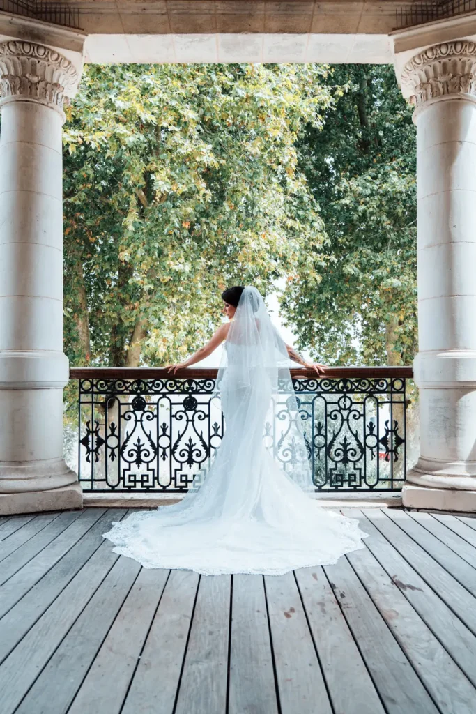 La mariée sur le balcon du Château Grattequina