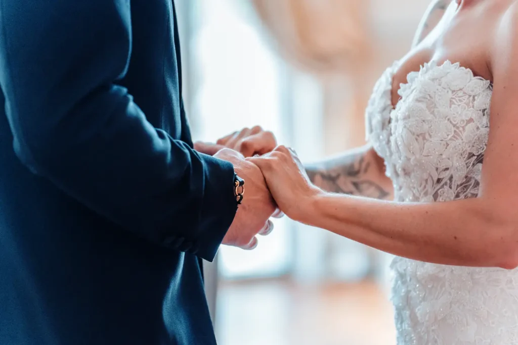 Échange des alliances pendant la cérémonie