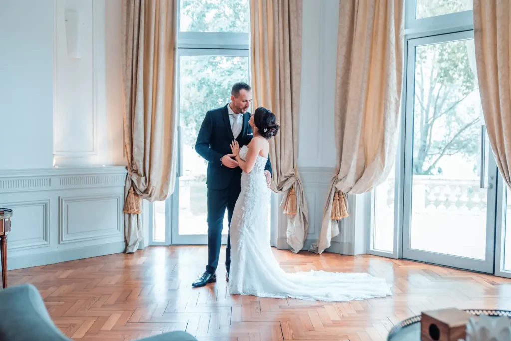 Portrait des mariés dans un salon du château