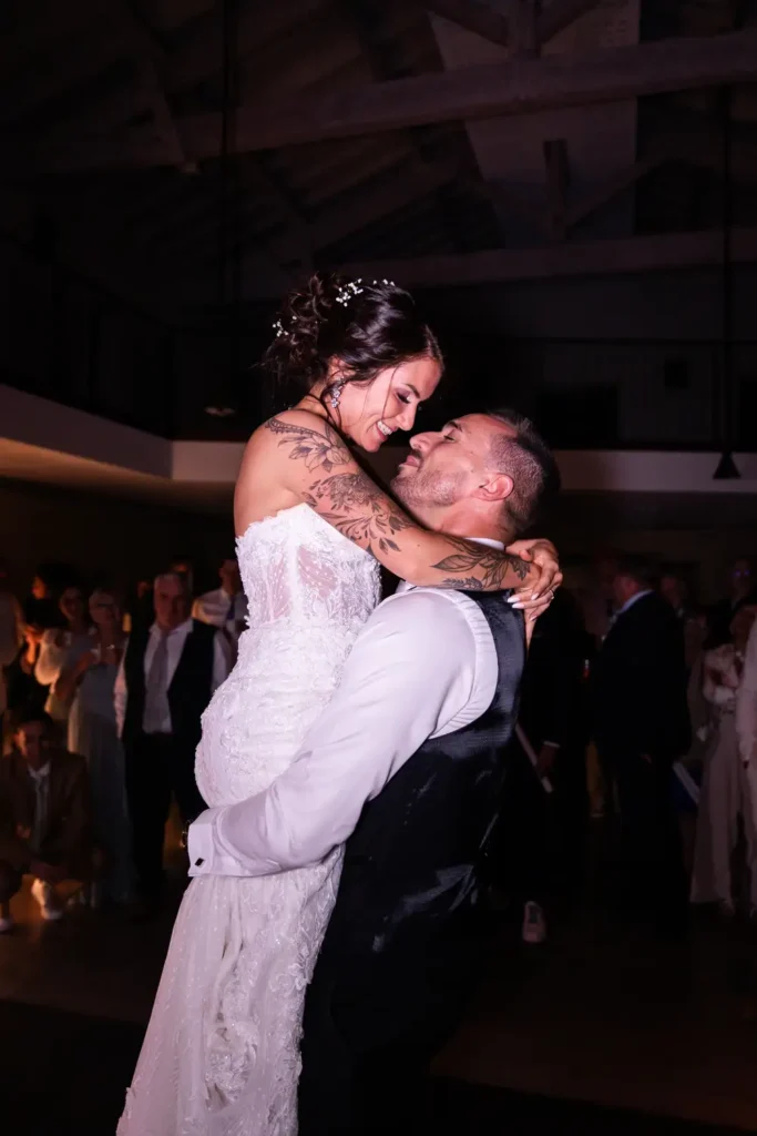 La mariée portée sur la piste de danse