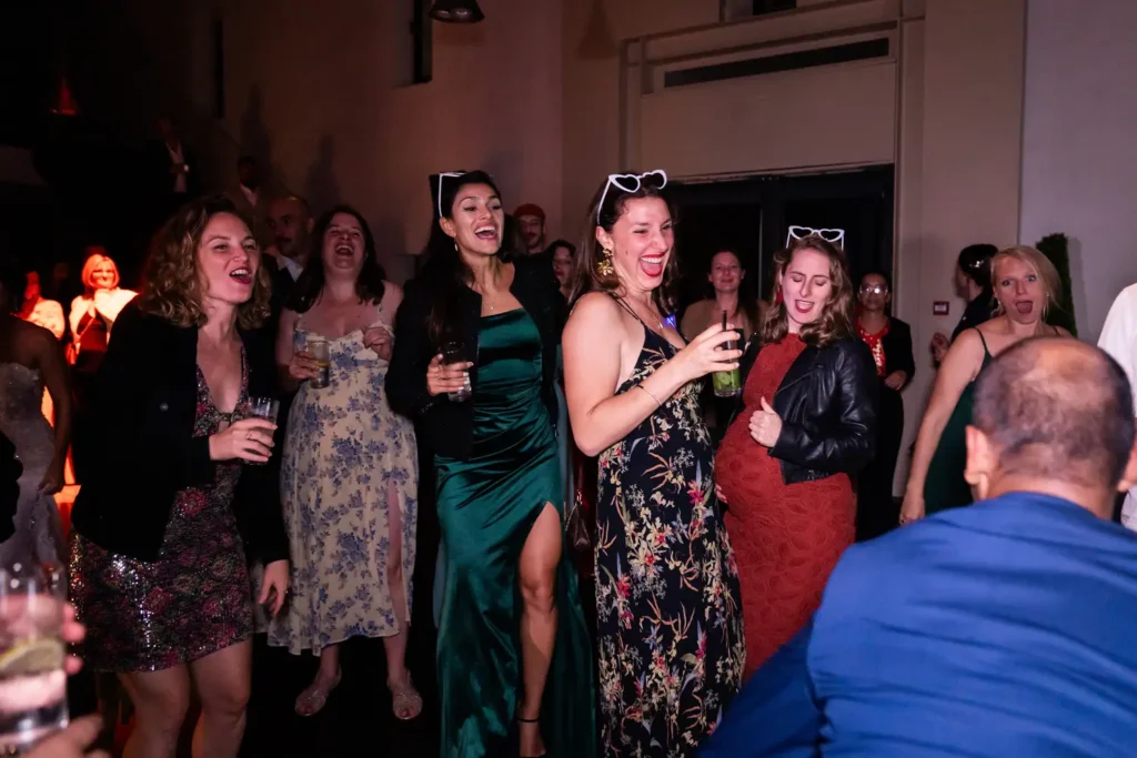 Invités dansant pendant la réception