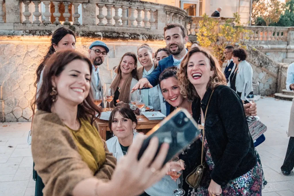 Selfie des invités pendant le cocktail