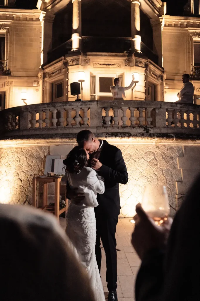 Mariés de nuit sur le balcon du Château Grattequina