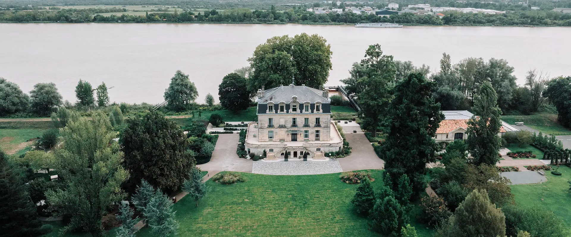 mariage-chateau-grattequina-gironde Vue aérienne du Château Grattequina à Blanquefort en Gironde