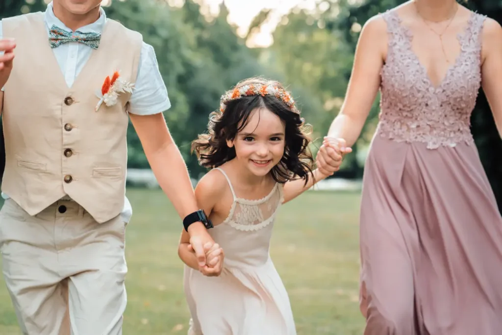 Fillette marchant dans l’allée lors du mariage