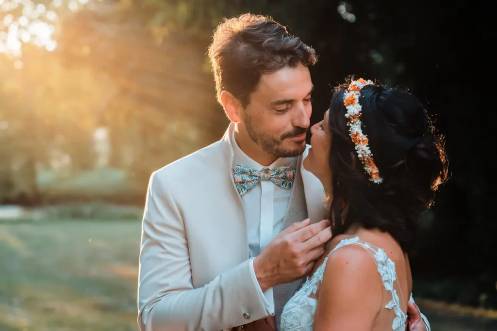 Couple enlacé au coucher de soleil près de Bordeaux