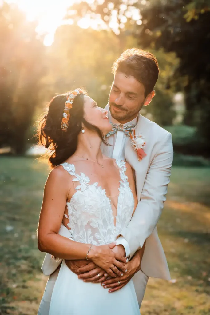 Portrait des mariés en lumière dorée à Portets