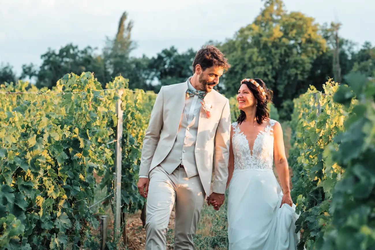 Mariage au Château de l’Hospital à Portets en Gironde, couple dans les vignes