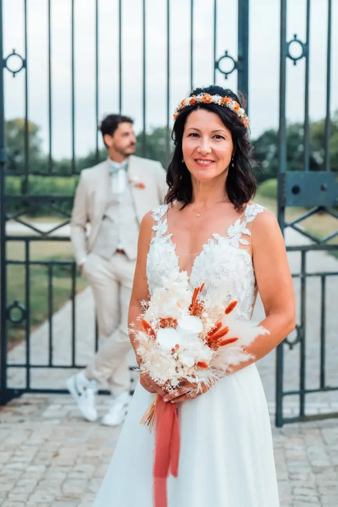 Mariés posant devant le château à Portets