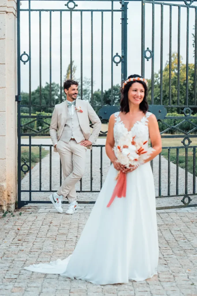 Mariés devant les grilles du Château de l’Hospital