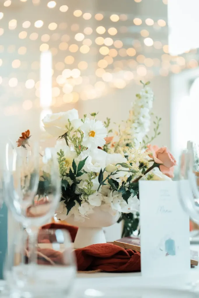 Décoration florale de table pour le mariage