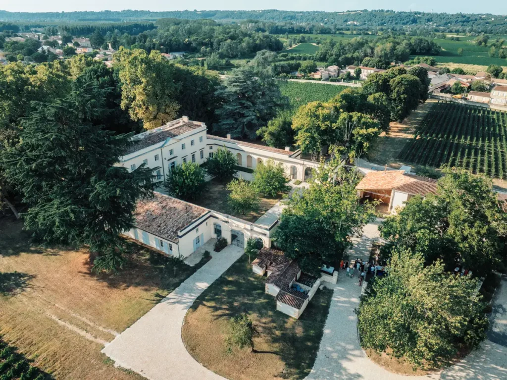 Domaine viticole près de Bordeaux vu par drone