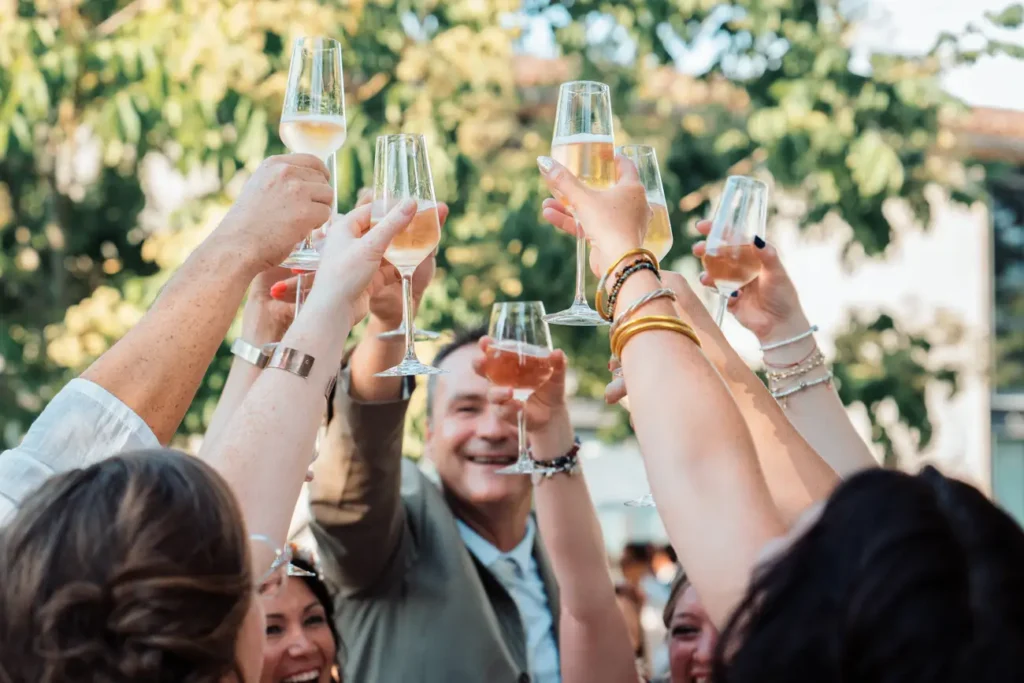 Cocktail et toast des invités en Gironde