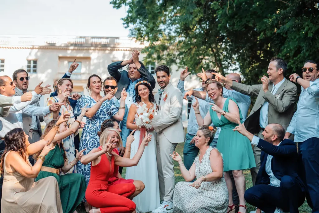 Invités célébrant le mariage au Château de l’Hospital