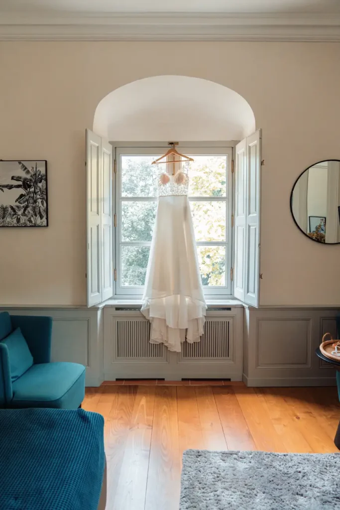 Robe de mariée suspendue au Château de l’Hospital à Portets
