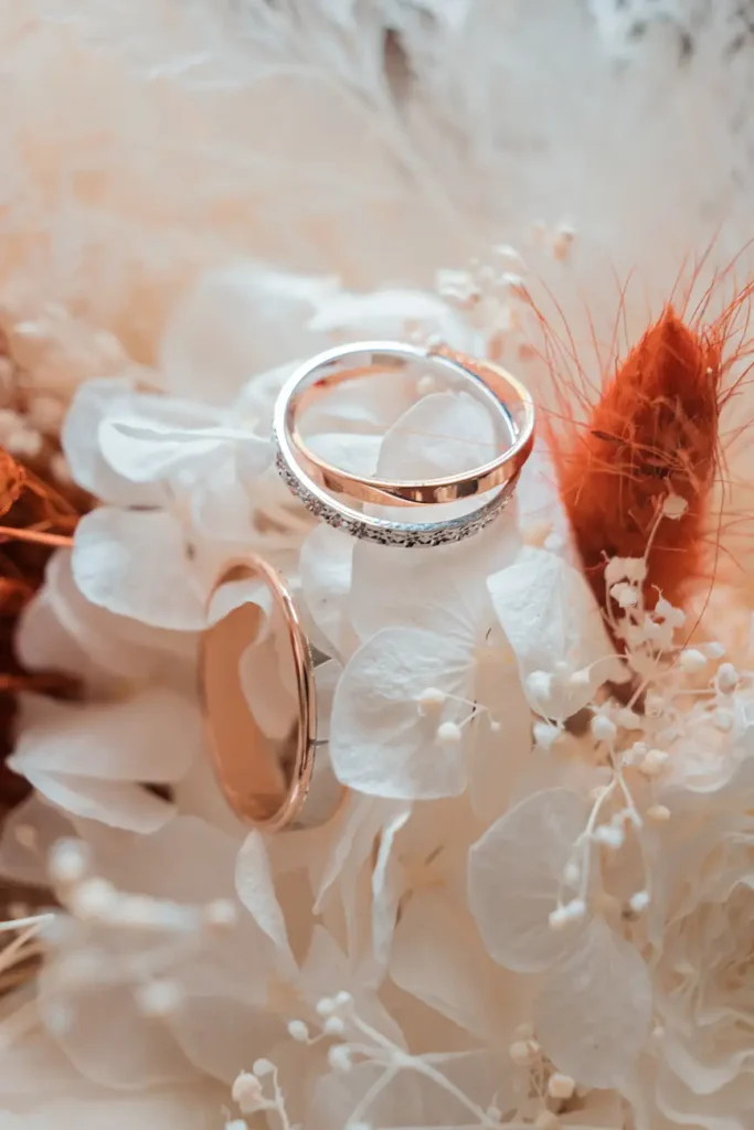 Détail des alliances et accessoires du mariage